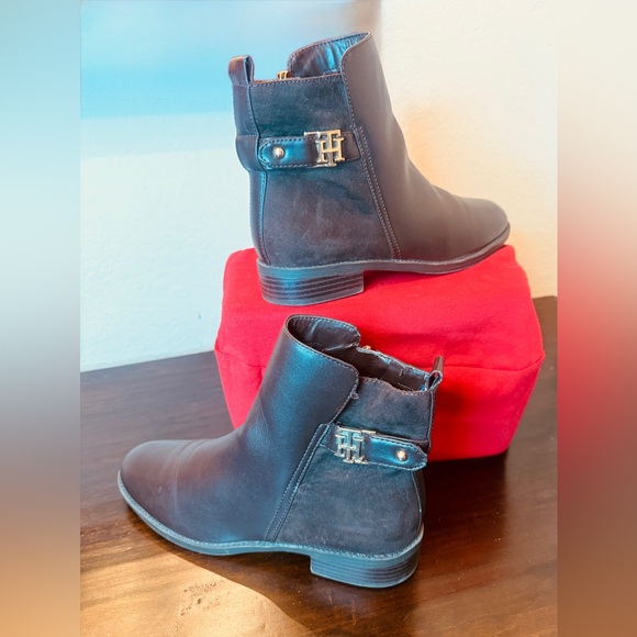 Tommy Hilfiger NWOB Dark Brown Gorgeous Ankle Boots vegan uppers suede heel Sz 8 - Picture 4 of 9